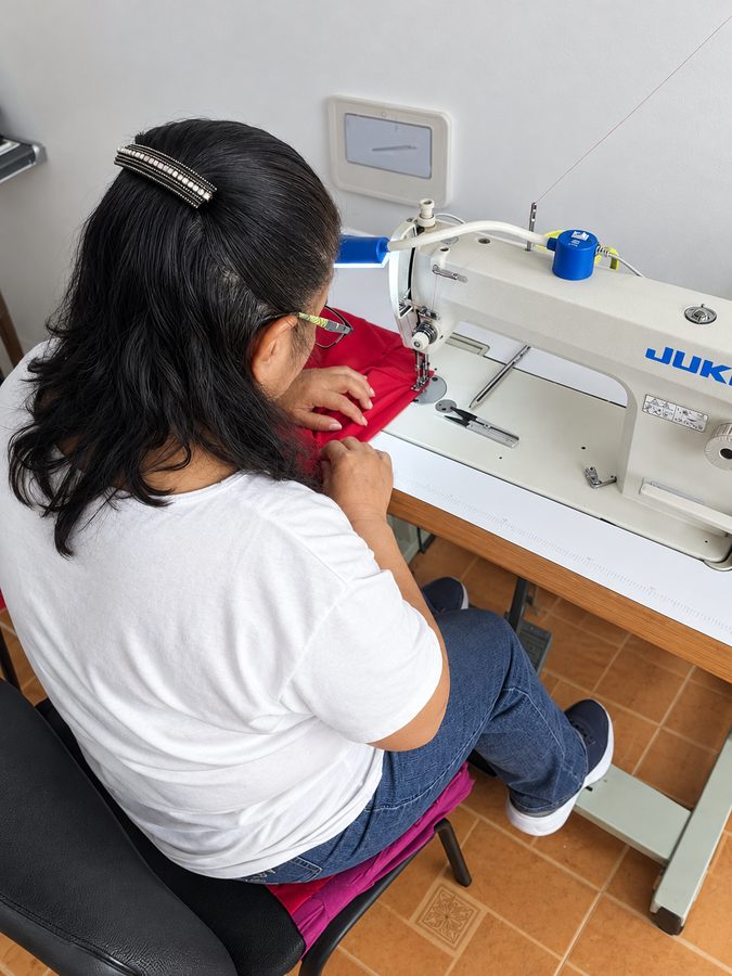 Confección de una prenda en máquina industrial