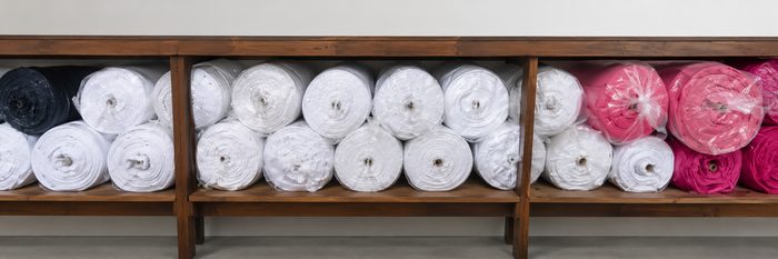 Estantería con rollos de tela organizados