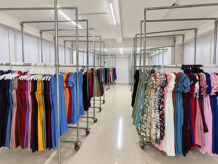 Showroom con prendas de ELNI organizadas por color